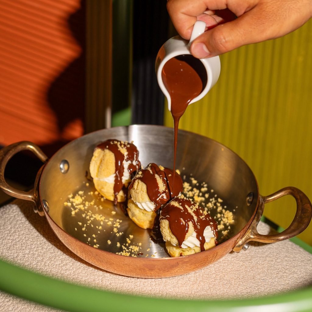 Profiteroles glacés avec sauce chocolat chaud versée - Glace à Marrakech meilleur glacier
