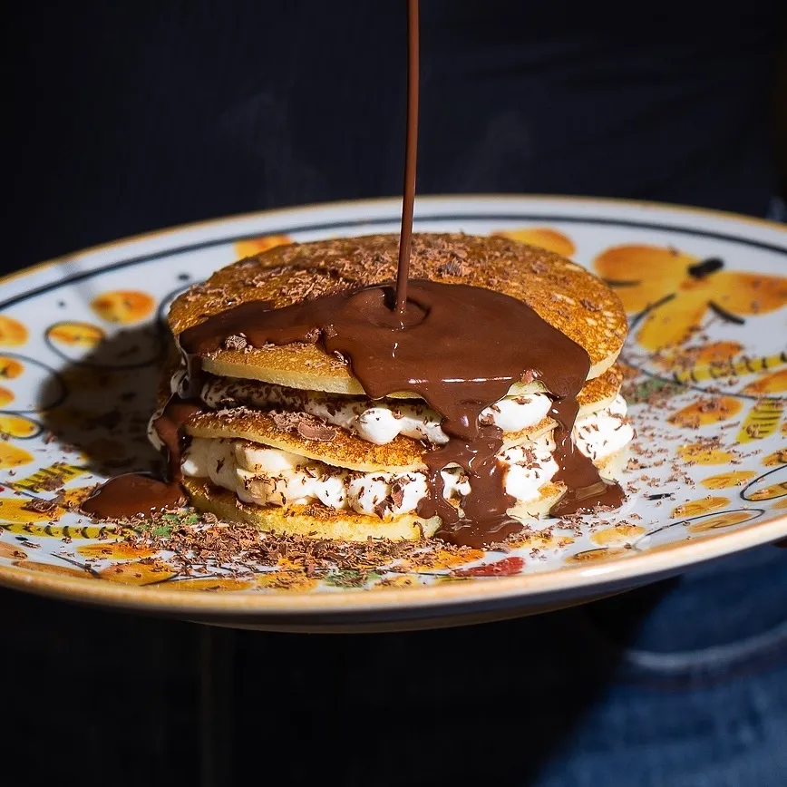 Profiteroles glacés avec crème chantilly et sauce chocolat fondant - Glace à Marrakech du meilleur glacier artisanal