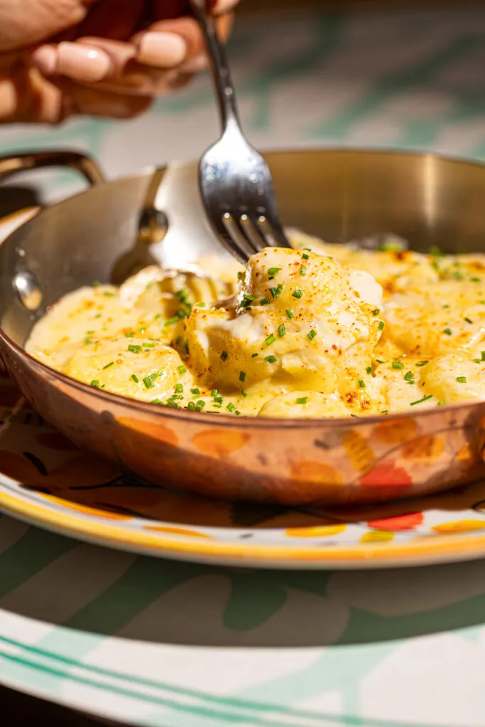 Gnocchis à la crème gratinés aux herbes et paprika servis en poêle de cuivre, Lily Billy Marrakech