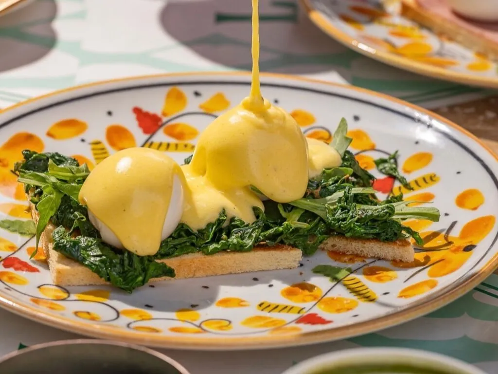 Œufs Bénédicte à la sauce hollandaise sur épinards et pain grillé, brunch Lily Billy Marrakech