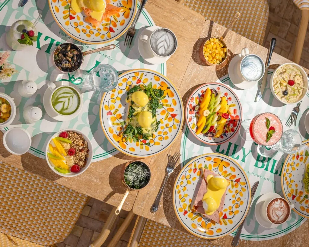 Table de brunch Lily Billy vue de dessus avec œufs Bénédicte, fruits et cafés, Guéliz Marrakech