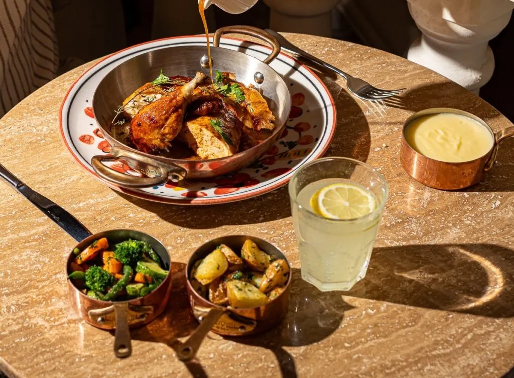 Poulet rôti en poêle de cuivre avec légumes, pommes de terre et limonade, Lily Billy Marrakech