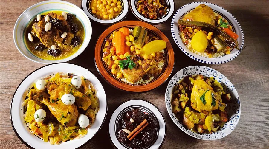 Assortiment de tajines et couscous marocains traditionnels servis vus de dessus